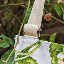 Load image into Gallery viewer, Cotton apron - strawberries
