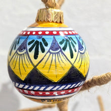 Load image into Gallery viewer, Christmas ornament - medium (6cm) - various, round Fav

