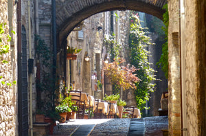 Al fresco dining in Assisi - canvas print