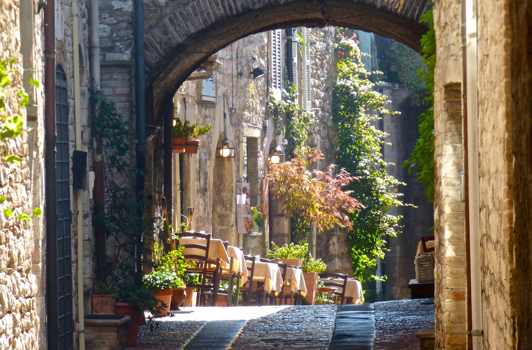 Al fresco dining in Assisi - canvas print